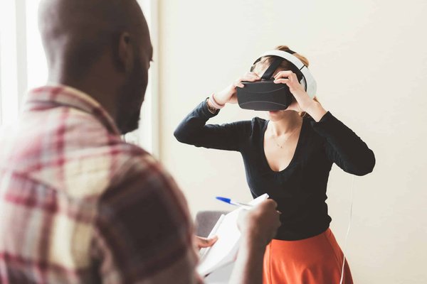 Comment un jeu de simulation de gestion de réseau électrique peut-il enseigner les principes de la production et de la distribution d'énergie?